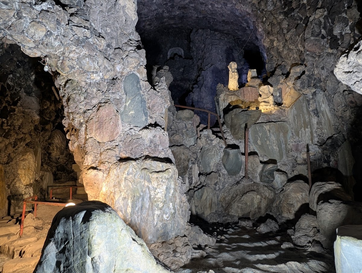 洞窟観音・徳明園・山徳記念館