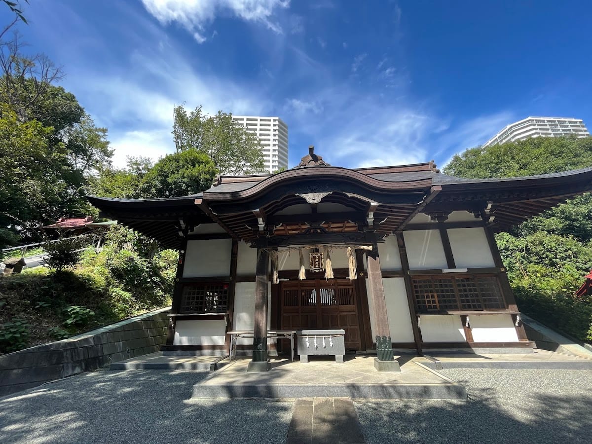 Shirahatashirohatashirohata Jinja (Hasshinoshirahata Jinja)